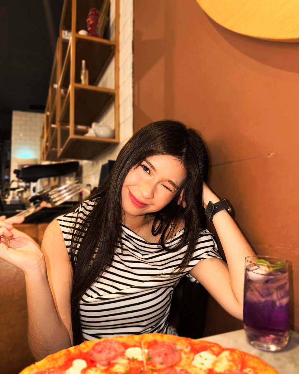 F_OllaJKT48's tweet photo. mau ditraktir pizza ga https://t.co/GiwFm9c9Gq