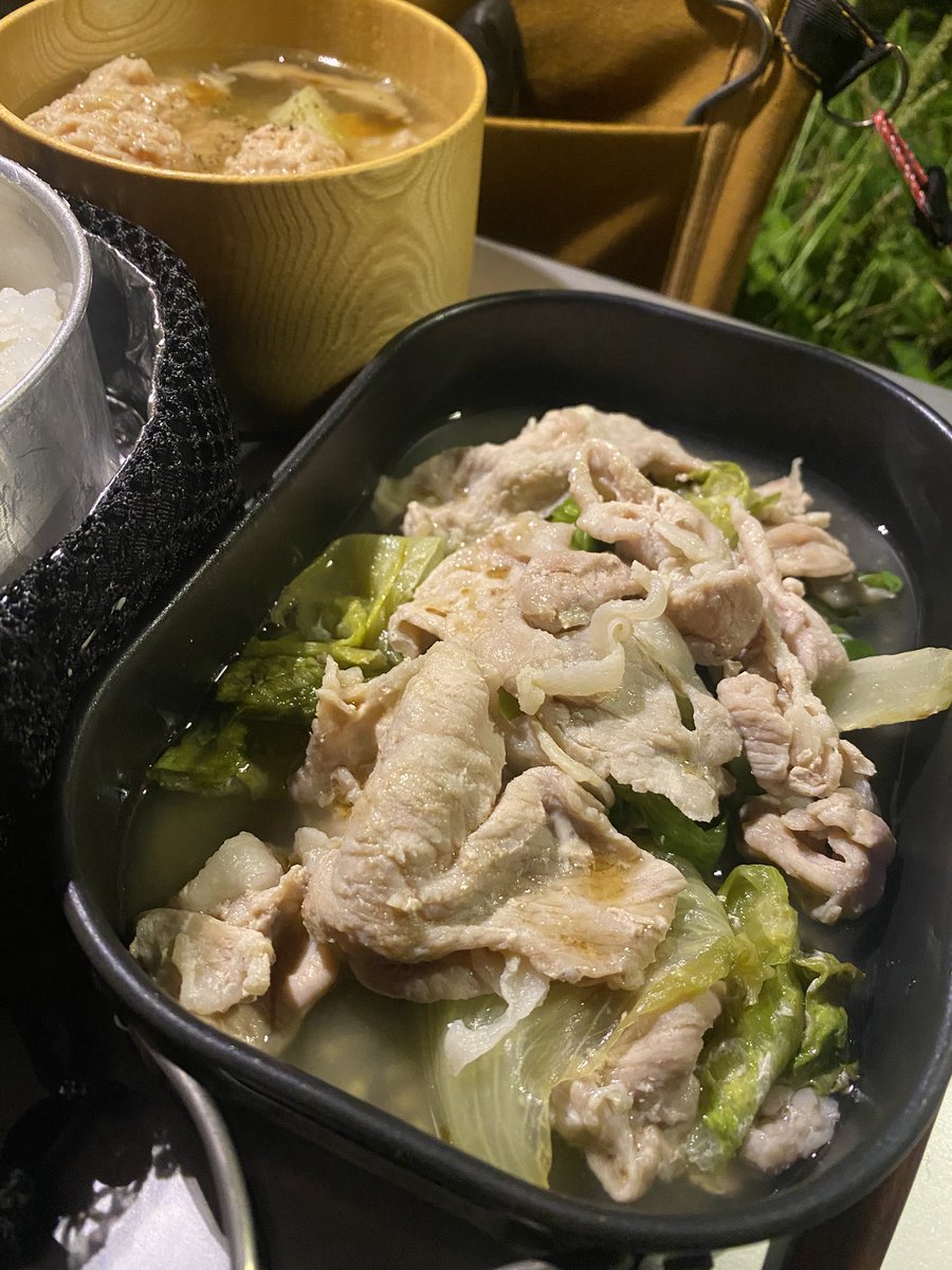 shingchai38's tweet photo. 夕飯
⚫︎豚肉のレタス蒸し
⚫︎鶏団子の塩スープ
⚫︎白飯
天気予報で少し冷える見込みだったので、暖かい蒸し料理とスープ
どちらもニンニクを効かせ、さらに鶏団子には隠し味に梅干を練り込み、仕上げに黒胡椒と胡麻油
サッパリ塩味にネギの甘さが旨い
#キャンプ飯
#ソロキャンプ
#徒歩キャンプ https://t.co/pvksCRFvuJ
