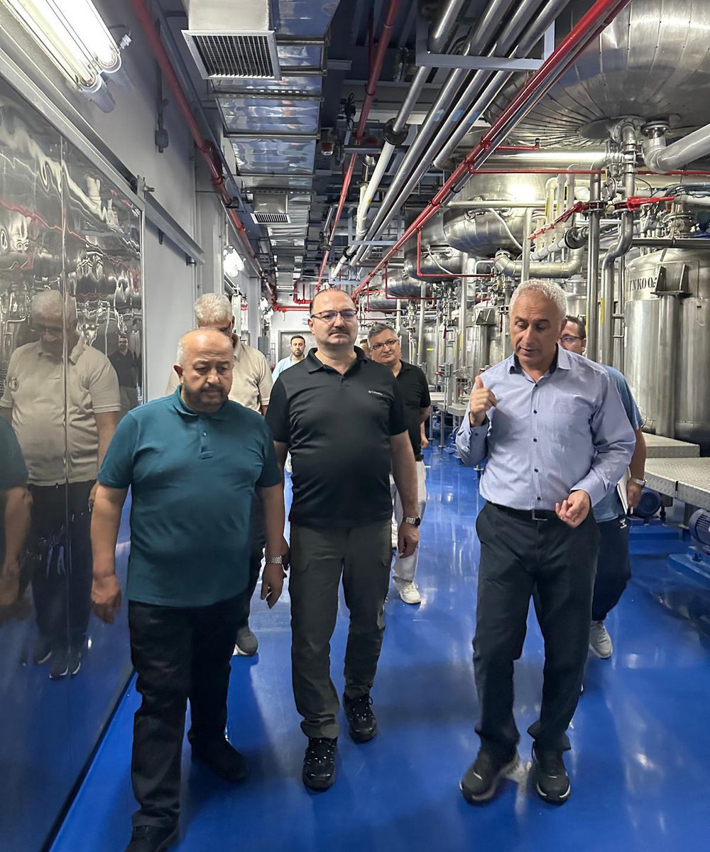 A_Hacimuftuoglu's tweet photo. • Saygıdeğer Kamuoyu ve Kıymetli Bilim Camiamız;

✓ Ülkemizin ilaç, aşı ve biyoteknoloji alanındaki stratejik bağımsızlığına güç katacak tarihî bir adımı atmanın gururunu yaşıyoruz. Türkiye’nin hammadde üretimi alanındaki en kritik tesislerinden biri olan Şekerpınar’daki İlaç Hammadde Üretim Merkezinin Atatürk Üniversitesi bünyesine devir sürecini resmen başlattık. Artık merkezimizde üniversitemizin ve aziz milletimizin al bayrağı dalgalanmaktadır. 📌

✓ 16 Mayıs 2025’te faaliyete geçen İlaç, Aşı ve Biyoteknoloji Enstitümüz bünyesinde 11 farklı araştırma grubunda görev yapan 88 bilim insanımız, 100 farklı ilaç hammaddesinin yerli imkânlarla üretilmesi için özveriyle çalışmaktadır. Bu devir hamlesiyle birlikte laboratuvarda üretilen bilimsel bilginin, doğrudan yüksek teknolojiyle üretime dönüşeceği uçtan uca sürdürülebilir bir ekosistemi hayata geçiriyoruz.

✓ Fiziki altyapı kadar, kurumsal hafızaya ve yetişmiş insan kaynağına verdiğimiz önem doğrultusunda; merkezimizin know-how birikimini korumak adına bu merkezde çalışan ve görevinden ayrılan uzman personelin bir kısmını yeniden görevlerine başlattık, kalan kritik personelimizi de yeni dönemde bünyemize dahil etmeyi sürdüreceğiz. Sahip olduğumuz bu devasa potansiyeli; sektörümüzün önde gelen kuruluşlarıyla yapacağımız stratejik iş birlikleriyle ölçeklendirerek, ülkemizin dışa bağımlılığını azaltacak somut çıktılara dönüştüreceğiz. 📌

✓ Ülkemizi ilaç ve biyoteknoloji vizyonunda küresel bir aktör yapma kararlılığımıza verdikleri güçlü destekler dolayısıyla; başta Sayın Cumhurbaşkanımız Recep Tayyip Erdoğan olmak üzere, YÖK Başkanımız Prof. Dr. Erol Özvar’a, Sağlık Bakanımız Prof. Dr. Kemal Memişoğlu’na, Çevre, Şehircilik ve İklim Değişikliği Bakanımız Murat Kurum’a, Millî Eğitim Bakanımız Prof. Dr. Yusuf Tekin’e, İçişleri Bakanımız Mustafa Çiftçi’ye, Erzurum Büyükşehir Belediye Başkanımız Mehmet Sekmen’e, Erzurum Valimiz Aydın Baruş’a, Kocaeli Valimiz İlhami Aktaş’a, Cumhurbaşkanlığı İdari İşler Başkanlığı Personel ve Prensipler Genel Müdürü Bilal Şentürk’e, Cumhurbaşkanlığı Strateji ve Bütçe Başkanımız Sayın İbrahim Şenel’e, kıymetli milletvekillerimize ve tüm yerel yönetimlerimize şahsım ve kurumum adına şükranlarımı sunuyorum. 📌

✓ Yeni dönemin üniversitemiz, Erzurum’umuz ve aziz milletimiz için hayırlara vesile olmasını diliyorum. 📌