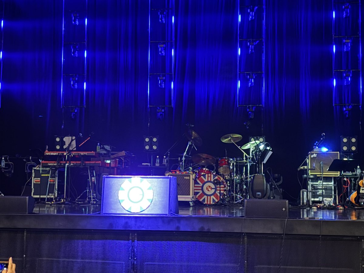 KaoruChika's tweet photo. CHAGEさんのライブから帰宅🏠

生のシシド・カフカさんは綺麗で歌もドラム🥁もすごかったー😆カバーの選曲もそこ？って感じ(笑)

ライブは懐かしい曲多めでノリノリで楽しかった🙌

紙飛行機40個くらい作ったけど残ったのこれだけ😅

CHAGEさんに貰ったパワーで今週も乗り切るぞ( •̀ᄇ• ́)ﻭ✧ https://t.co/pjkjwrHa4b