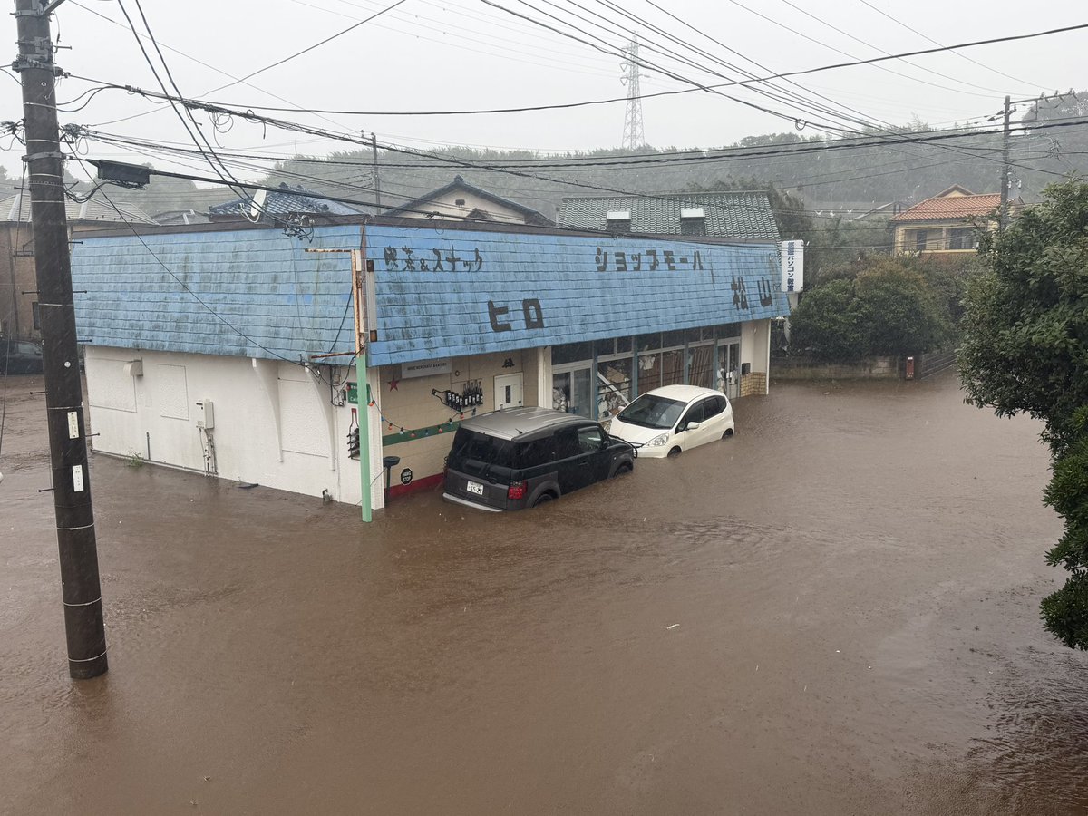 imitsu's tweet photo. 【臨時休業のお知らせ】
先日の台風の影響でお店が浸水してしまい、厨房設備等に大きな被害が出てしまいました。
そのため、誠に残念ですが、しばらくの間お店をお休みさせていただきます。
今は泥だらけですが、また皆さんに美味しいパンを届けられるように、全力で復旧作業に励みます！ https://t.co/55PubHpXQS