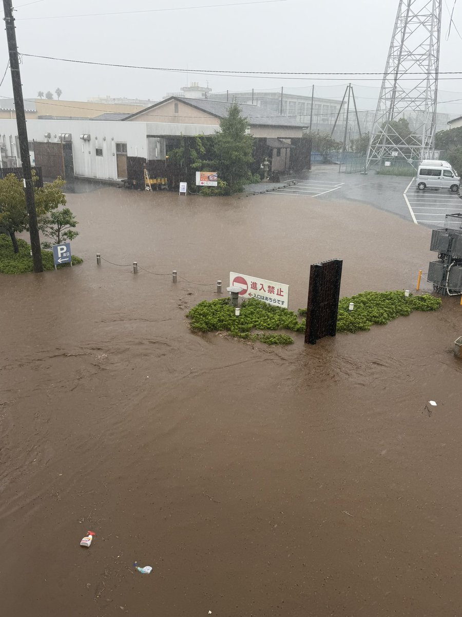 imitsu's tweet photo. 【臨時休業のお知らせ】
先日の台風の影響でお店が浸水してしまい、厨房設備等に大きな被害が出てしまいました。
そのため、誠に残念ですが、しばらくの間お店をお休みさせていただきます。
今は泥だらけですが、また皆さんに美味しいパンを届けられるように、全力で復旧作業に励みます！ https://t.co/55PubHpXQS