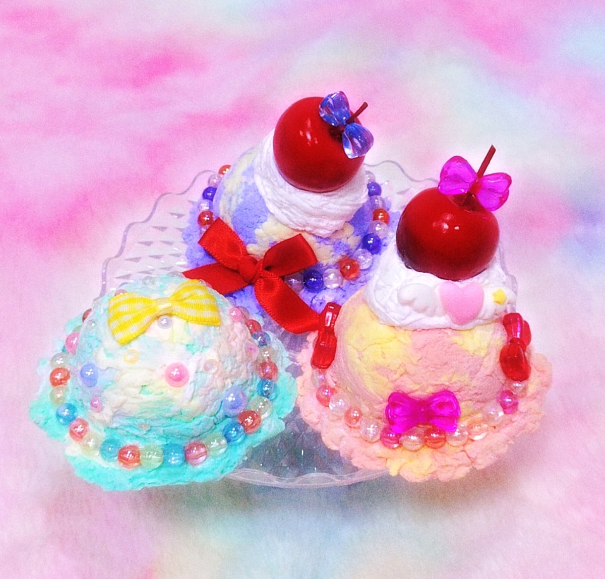 Marchen_Rococo's tweet photo. メモスタンド予定のアイスクリーム🥄🩵🩷💜
他のサイズも作ってキーホルダーやマグネットにするのも楽しそうです🤔✨

#フェイクスイーツ
#ハンドメイド https://t.co/VlUk9xrgtH