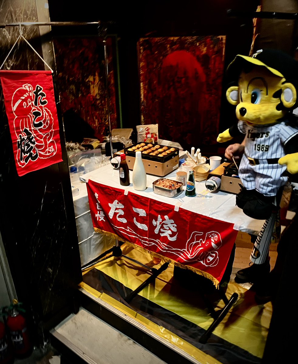 50Kaitenz's tweet photo. ザ50回転ズ ワンマンツアー2026 “ROCK &amp; ROLL JUNGLE! Tour”

ツアー5箇所の本日は熊本NAVARO！
沢山のご来場ありがとうございました！

R&amp;Rとたこ焼き、そして皆様の声援で楽しい夜になりました！

ツアー情報↓
https://t.co/dkDzW9og0W https://t.co/CviFivryU4
