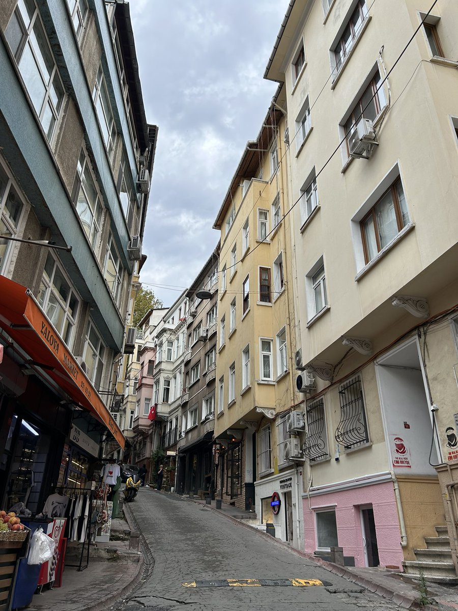 hachico_trpg's tweet photo. 新市街をフラフラ
ヨーロッパな街並みまんまだけど、教会が少なくてモスクがチラホラあるのがお国柄出てる https://t.co/HRbrxQObiB