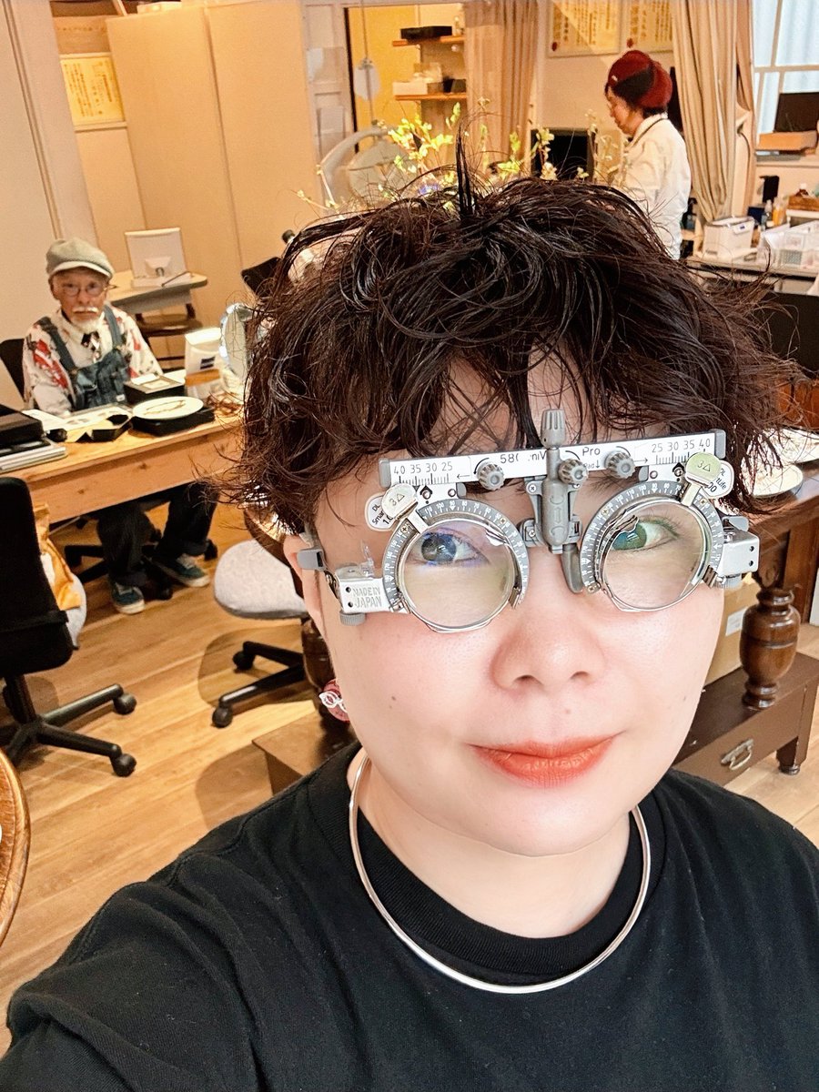 ymdxmeganeeeeen's tweet photo. きょねん、めがねフェスに出発する直前のことでした。
一年経ってもまだ全然、隣駅にいるとおもっているし
アレ、店主好きそうだな～とかおもうし。

メガネのことなんでも話して、ちいさな与野という町で
わたしのメガネな世界をぐぐぐっと広げてくれたお茶目な恩人。メガネを愛するなかま。ずっと。 https://t.co/4DzhXTOQvf