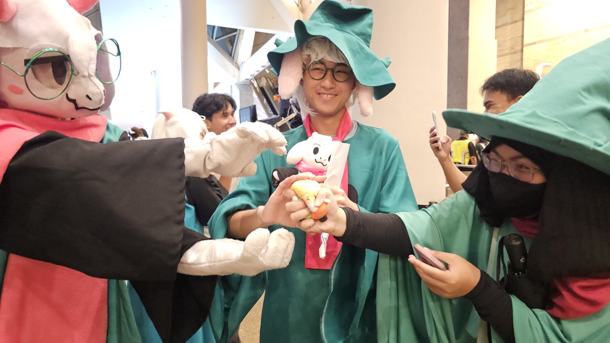 pistachiosoda's tweet photo. flowery voice: you're squishing my flesh! https://t.co/jWW8QRybKq