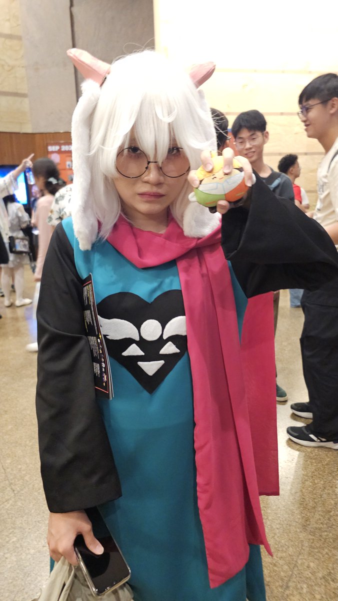 pistachiosoda's tweet photo. flowery voice: you're squishing my flesh! https://t.co/jWW8QRybKq