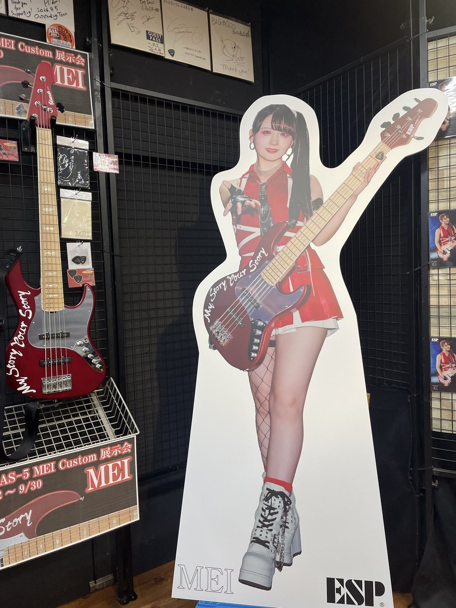 Hina_Remaker's tweet photo. BIGBOSS さんにて、MEI さんの等身大パネルとベースを拝見いたしました！
MEI さんのスタイルとお顔が良過ぎました…。
ベースは、ボディの塗装がメタリックなのに、木目が残ってるのが格好良過ぎて、欲しくなりました！ライブ後だと、より欲しくなりましたわ。
#MEI_01_LIVE https://t.co/dpdlM9IDnD