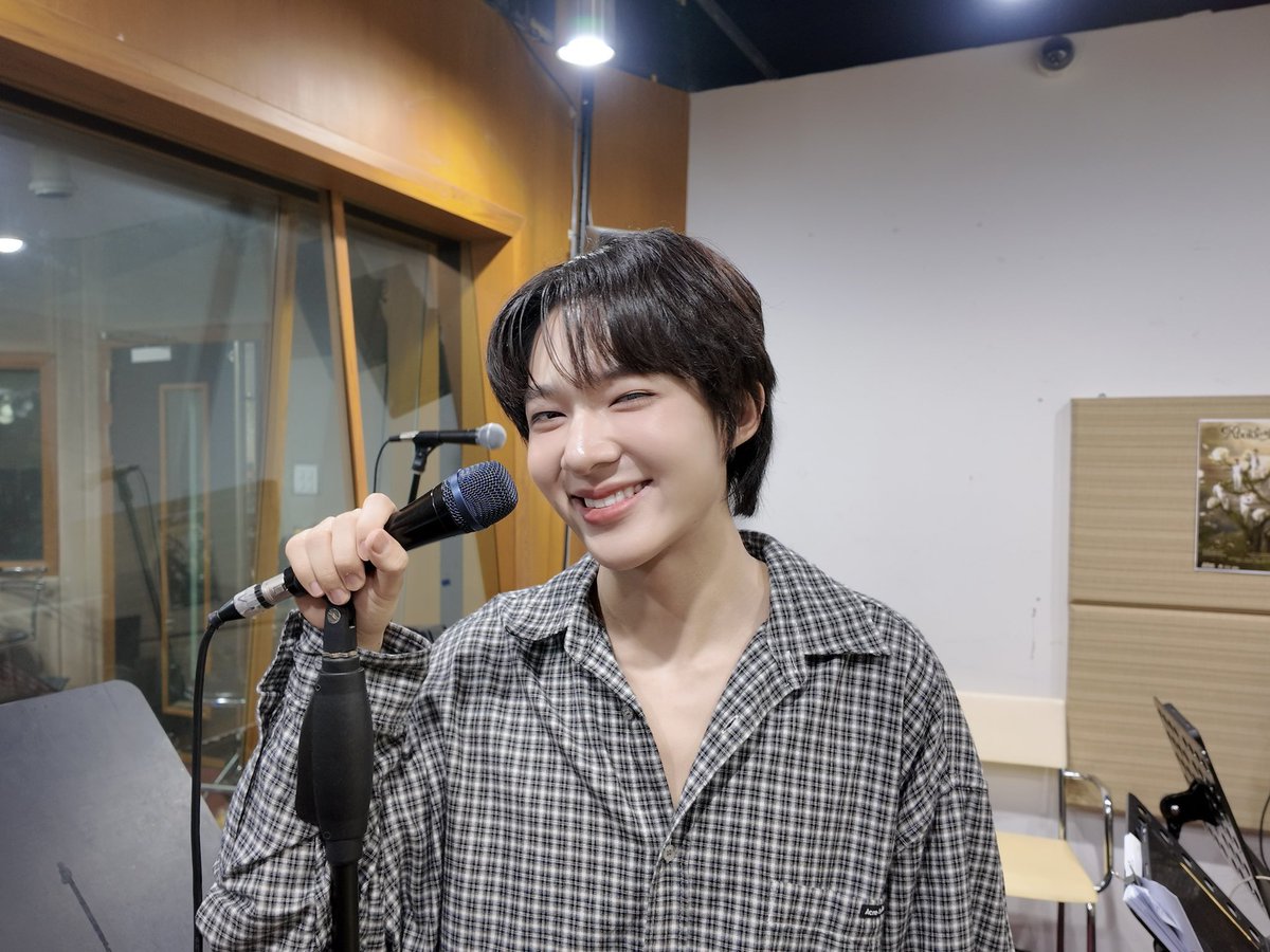 atimeshowbiz's tweet photo. (🎤) ห้องซ้อมวันนี้ ใจแตกดังปุ้งๆ เย้ยย นุนิวน่ารักมาก 🐱🤏🏻 สิบสิบสิบไม่หัก อยากให้ถึงวันเสาร์แล้ววววว 💟🎶

@CwrNew 

#ROOKIEDIVOSCONCERT
#ATIMESHOWBIZ https://t.co/4qDOJaJQRw