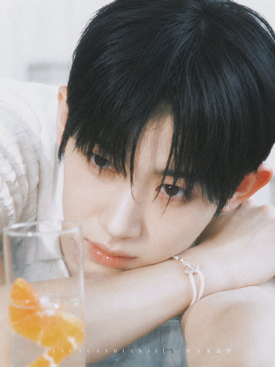 lmngyo353434's tweet photo. 镜头里的对视，哪怕是隔着屏幕 我也能感觉到你的灵魂炽热耀眼

#PARKSIWOOINMILAN
#PARKSIWOO
#박시우 https://t.co/whnXNrJRjE