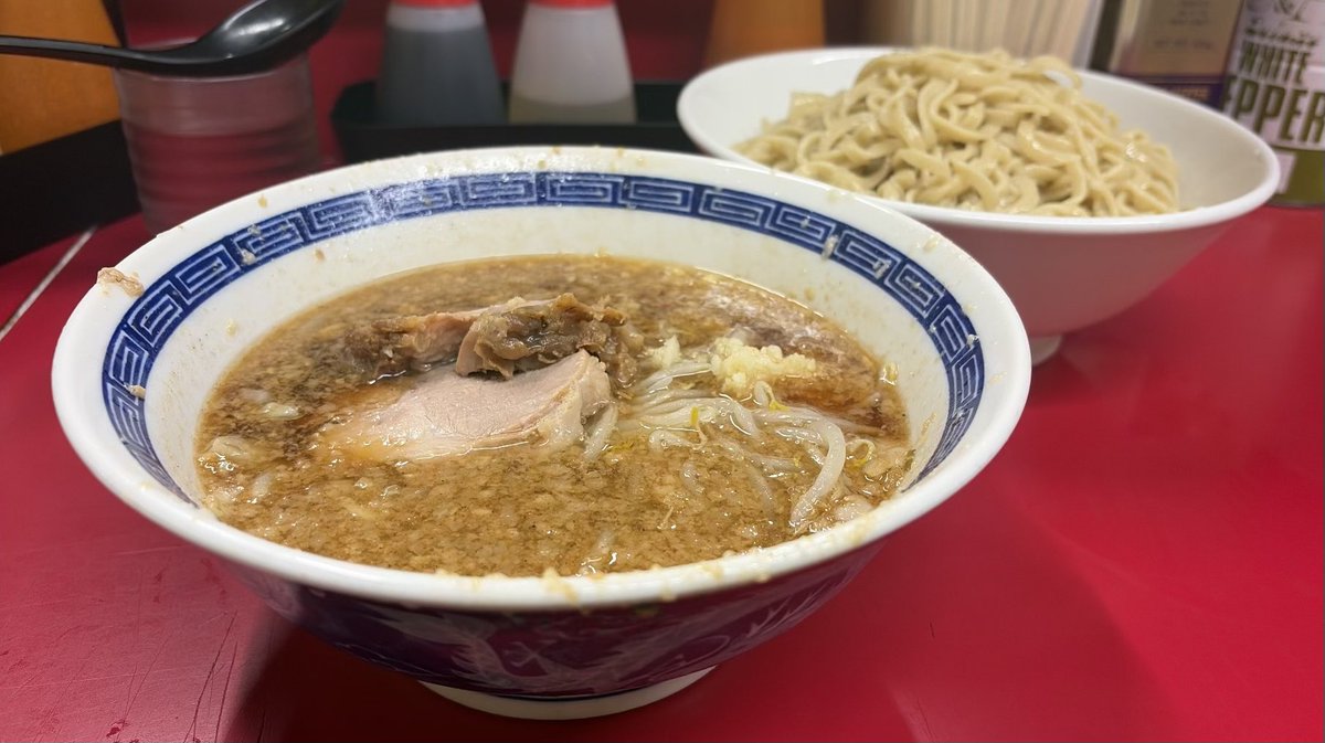 figo071007's tweet photo. ラーメン二郎 中山駅前店
大ラーメンぶた2枚
ぎょったまつけ麺ⅡVer.サバ
ニンニク しょうが https://t.co/1usfmPctyW