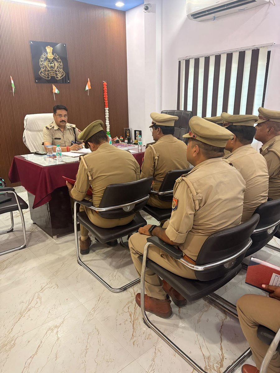 dcp_north's tweet photo. ➡️#ADCP_North महोदय द्वारा सर्किल बी0के0टी0 का अर्दली रूम किया गया। इस दौरान लंबित विवेचनाओं की समीक्षा कर उनके समयबद्ध एवं गुणवत्तापूर्ण निस्तारण हेतु संबंधित विवेचकों को आवश्यक दिशा-निर्देश दिए गए। 👮🏻♂️🚔
@lkopolice @Uppolice @AmitKAnandIPS https://t.co/0TM4sln0tl