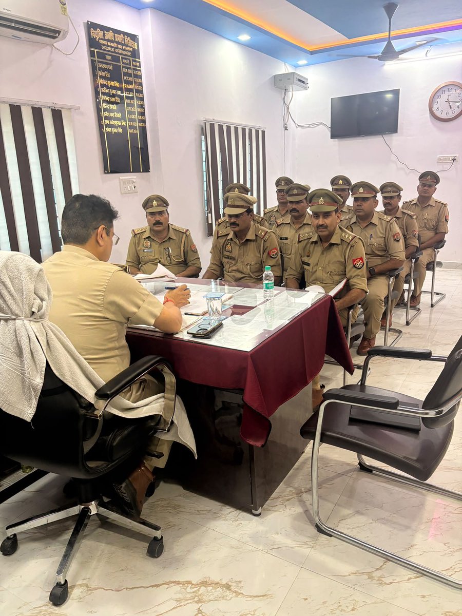dcp_north's tweet photo. ➡️#ADCP_North महोदय द्वारा सर्किल बी0के0टी0 का अर्दली रूम किया गया। इस दौरान लंबित विवेचनाओं की समीक्षा कर उनके समयबद्ध एवं गुणवत्तापूर्ण निस्तारण हेतु संबंधित विवेचकों को आवश्यक दिशा-निर्देश दिए गए। 👮🏻♂️🚔
@lkopolice @Uppolice @AmitKAnandIPS https://t.co/0TM4sln0tl