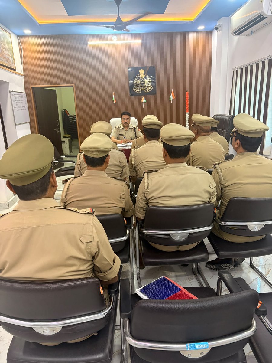 dcp_north's tweet photo. ➡️#ADCP_North महोदय द्वारा सर्किल बी0के0टी0 का अर्दली रूम किया गया। इस दौरान लंबित विवेचनाओं की समीक्षा कर उनके समयबद्ध एवं गुणवत्तापूर्ण निस्तारण हेतु संबंधित विवेचकों को आवश्यक दिशा-निर्देश दिए गए। 👮🏻♂️🚔
@lkopolice @Uppolice @AmitKAnandIPS https://t.co/0TM4sln0tl
