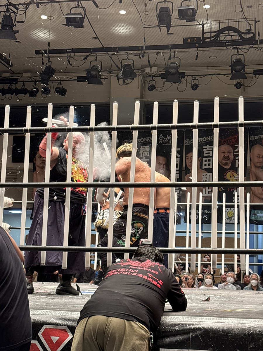 wwafc1's tweet photo. メインイベント
蛍光灯4面タッグデスマッチ
アブドーラ小林&amp;山下りな
#bjw https://t.co/tjK01uiVe1