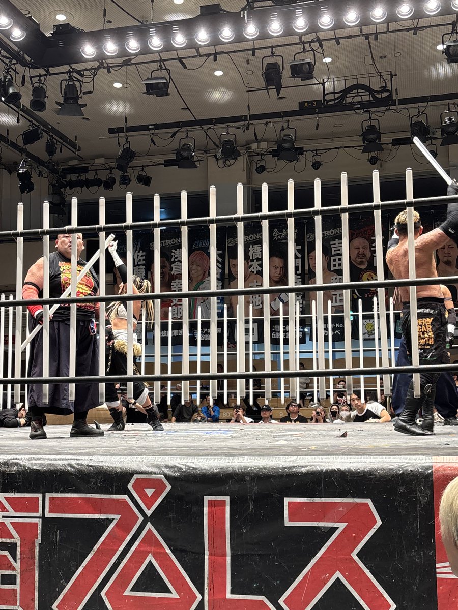 wwafc1's tweet photo. メインイベント
蛍光灯4面タッグデスマッチ
アブドーラ小林&amp;山下りな
#bjw https://t.co/tjK01uiVe1
