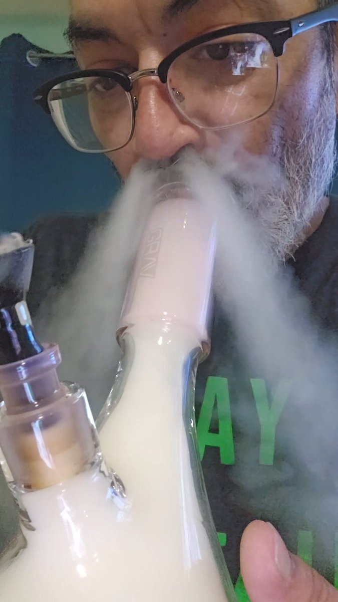 joshuapequeno77's tweet photo. Goodmorning stoners!! Wakin n bakin with the Deco becker from @GravLabs on this hot south Louisiana morning!! Have a great day and stay groovy #StonerFam #420community #Mmemberville #420friendly #wakeandbake https://t.co/2TziOsXrw9