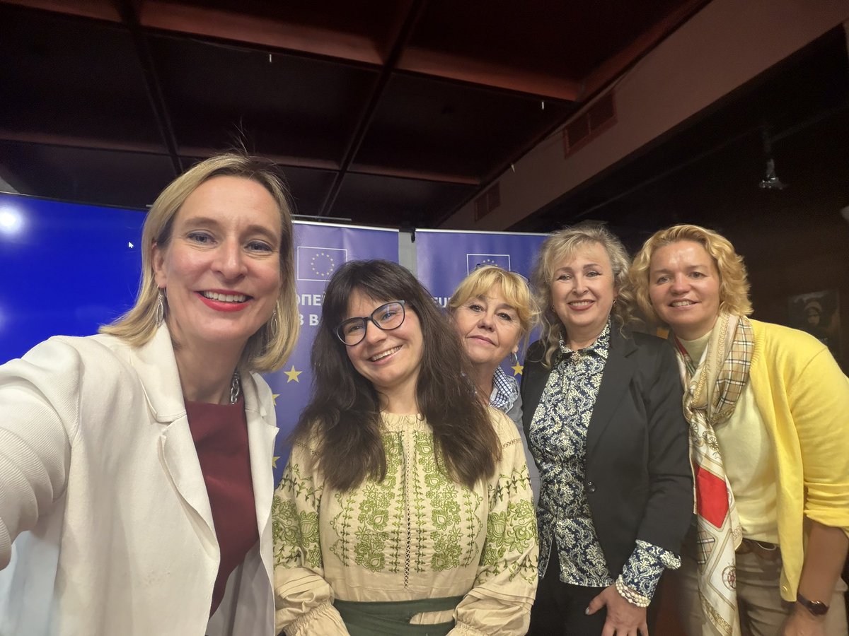 ctaylor_EUAM's tweet photo. Yesterday I met local journalists from across 🇺🇦. I enjoyed telling them about @EUAM_Ukraine but I learned much more from them - about what it takes to keep people informed when there is a war, and advertising &amp; the people to do the job are disappearing. 

https://t.co/E7HtbNV06h https://t.co/6qK6EZCYhI
