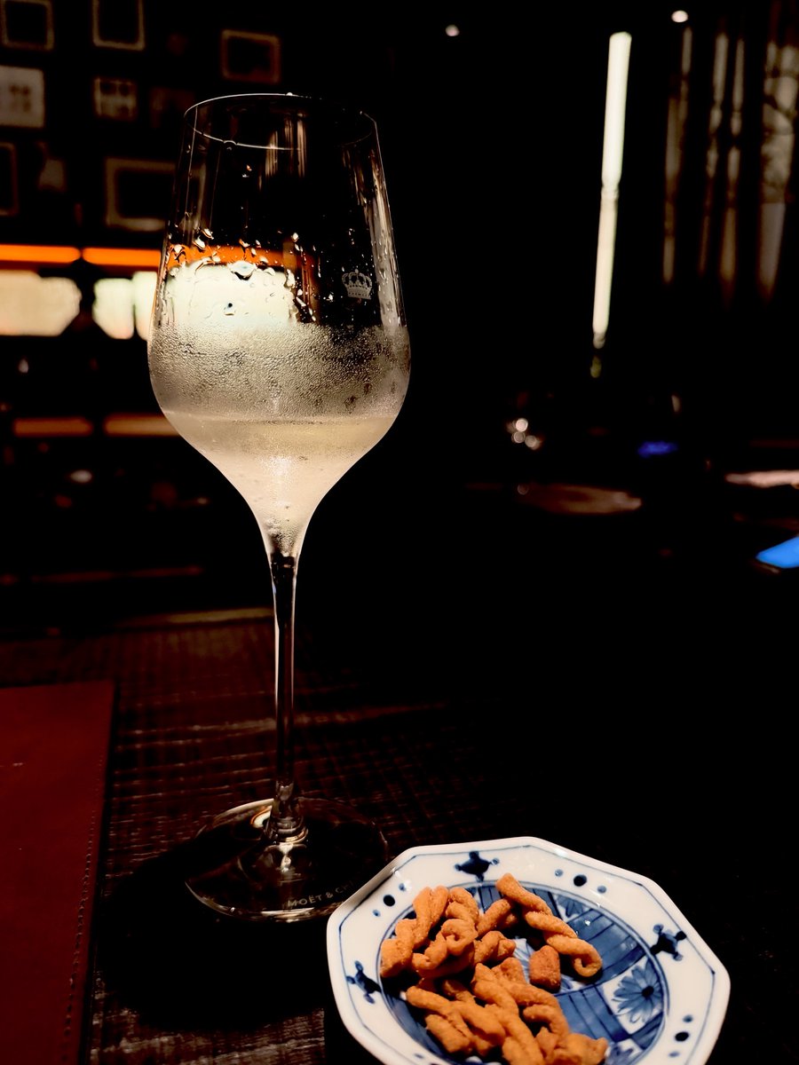 MY_MURMUR's tweet photo. 読書呑み。
先日、ナレーションを担当している番組『#あの本読みました ?』で紹介した、星新一の作品が久々読みたくなり。限定カバーになっていた「ボッコちゃん」の文庫本を購入。
軽く楽しめる良いアテ。 https://t.co/exKao8qVsb