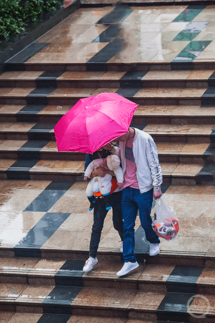 joyaa057346's tweet photo. A stranger helped me carry my heavy grocery bags up the rainy apartment stairs when my hands were full. Small kindness that made my whole day. #RandomActOfKindness https://t.co/GGGSqHmewz
