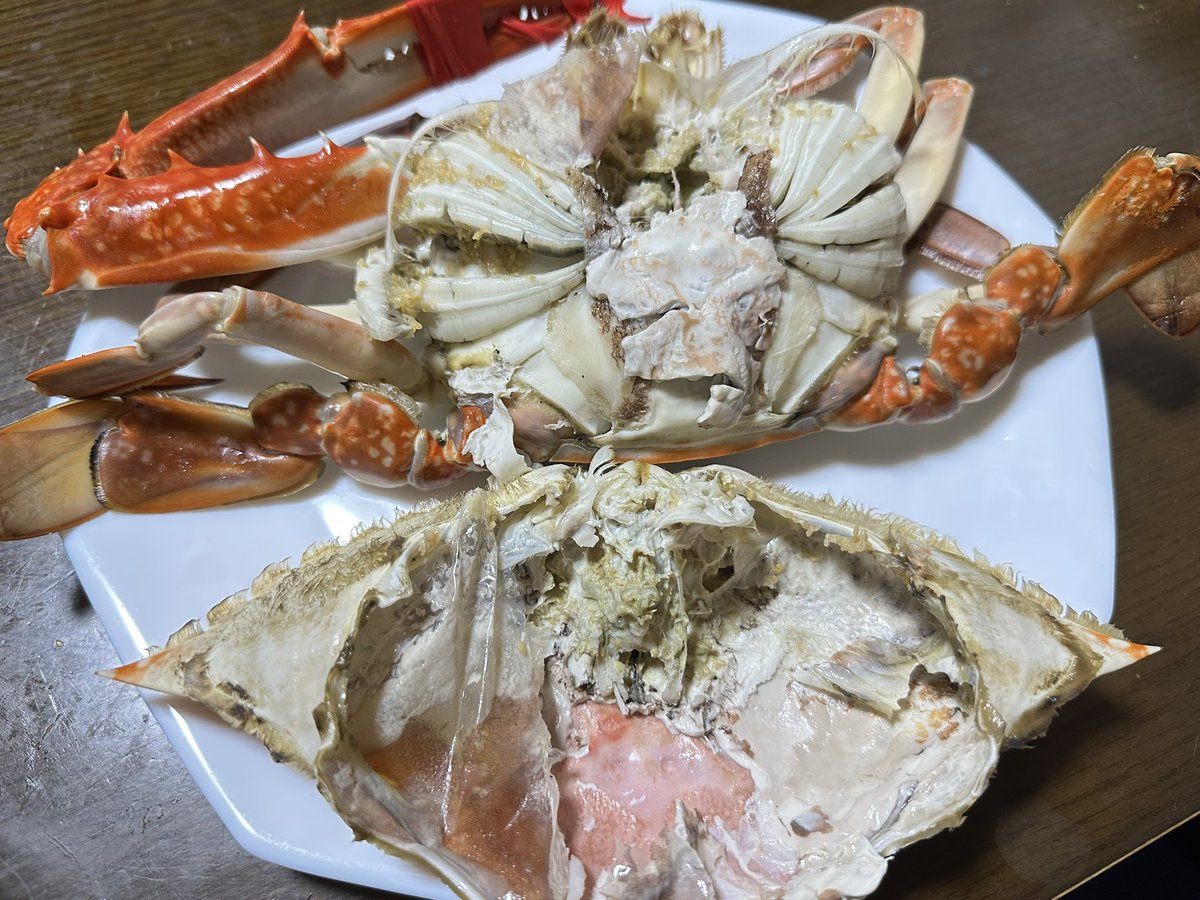 shiragiku3's tweet photo. 連休終盤、やはり魚が食べたい…！
用事で立ち寄ったお寿司屋さんにて買わせていただいた。

北海道釣り物本マグロ、インドマグロ、マツカサ鯛、コハダ

活きワタリガニの蒸し

合わせる日本酒はこちら。口当たりが軽めだが純米酒の力強さ、フルーティーな香りが良い。 https://t.co/xtGmv3ez0d