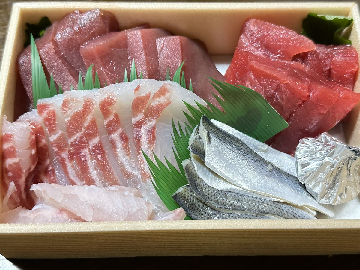 shiragiku3's tweet photo. 連休終盤、やはり魚が食べたい…！
用事で立ち寄ったお寿司屋さんにて買わせていただいた。

北海道釣り物本マグロ、インドマグロ、マツカサ鯛、コハダ

活きワタリガニの蒸し

合わせる日本酒はこちら。口当たりが軽めだが純米酒の力強さ、フルーティーな香りが良い。 https://t.co/xtGmv3ez0d