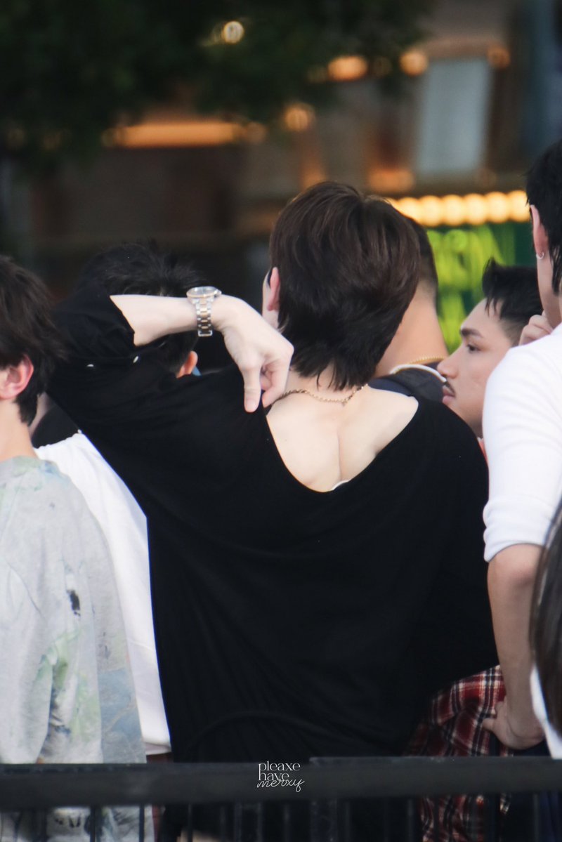 pleaxehavemerxy's tweet photo. คือชีจัดเสื้อจนเกิดอุบัติเหตุ ตอนแรกมันก็ไม่ได้ไหล่ตกขนาดนั้น(ขนาดนั้นแหละ)แต่จัดไปจัดมาโป๊กว่าเดิม ผมหึงจนหน้าจะมืด😭😭😭

NOUR AT ELLE FASHION 2026
#ELLEFASHIONXNOUR https://t.co/Lj4MoVRfjG