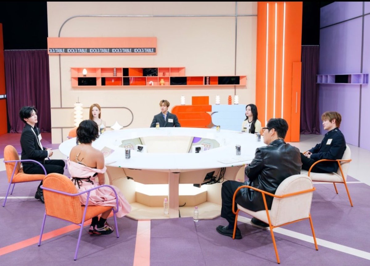 karimwidia_'s tweet photo. BUKAN EDITAN YA BES.. MEREKA BENERAN KETEMU BARENG NII WKWKWK 
Bambam, Jaemin, Chenle, Tsuki & Carmen + 2 MC beneran duduk satu meja. Entah disebut meja makan apa konferensi meja bundar kalau gini 😆

aku suka banget konsep IDOL’S TABLE yang pakai meja melingkar.
Semua panelis punya posisi yang setara, bisa saling lihat langsung, jadi obrolannya lebih natural & nggak cuma model MC nanya di satu sisi atau MC si tengah.

Mana masing2 punya camera sendiri buat nangkep reaction. 😭
Makin seru sepertinya 

Entah kenapa settingnya jadi ngingetin aku sama Star Show 360.. exoL atau kpopers vintage inget varshow ini kan?

Mudah mudahan IDOL'S TABLE episodenya buanyak yaaa 
Dan dapat rating bagusss