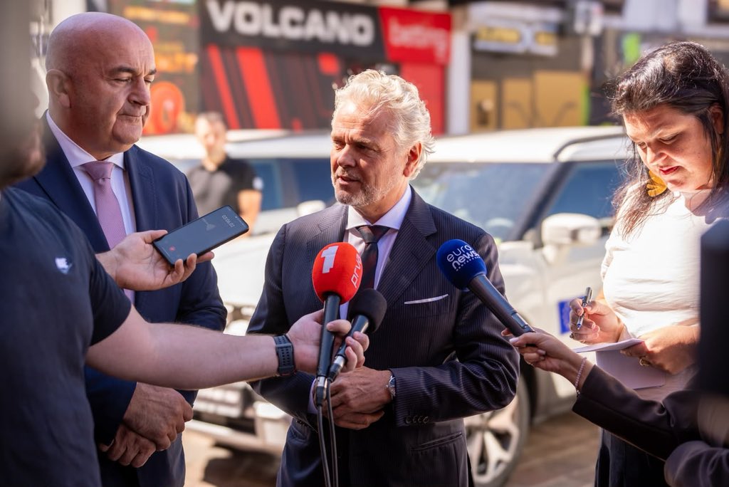 josattler's tweet photo. Danas smo uručili 🇲🇪 Agenciji za plaćanje @MPoljoprivrede šest vozila i opremu vrijednu gotovo €470k za efikasnije kontrole na terenu. 🚙 Ovo je dio podrške 🇪🇺 uspostavljanju sistema koji će crnogorskim poljoprivrednicima omogućiti pristup EU sredstvima i nakon pristupanja. 🤝 https://t.co/SvolVThJan