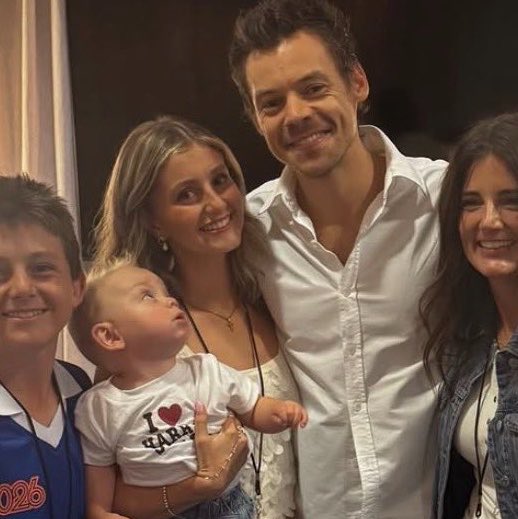 aleestyles91's tweet photo. THE WAY THE BABY LOOK AT HIM ALL THE TIME KILLS ME 😭😭😭😭😭 https://t.co/1pKdnw4Ipr
