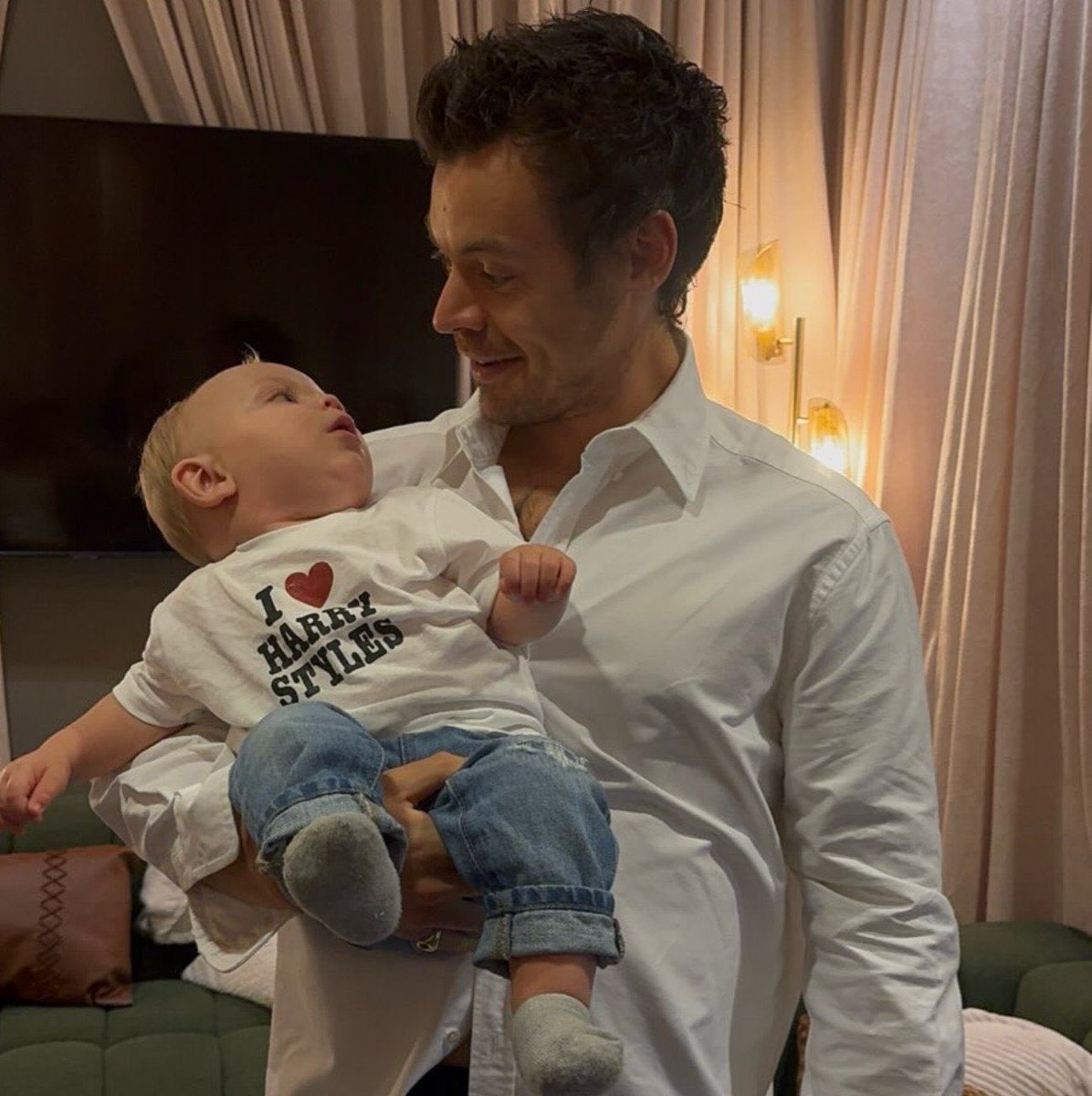 aleestyles91's tweet photo. THE WAY THE BABY LOOK AT HIM ALL THE TIME KILLS ME 😭😭😭😭😭 https://t.co/1pKdnw4Ipr