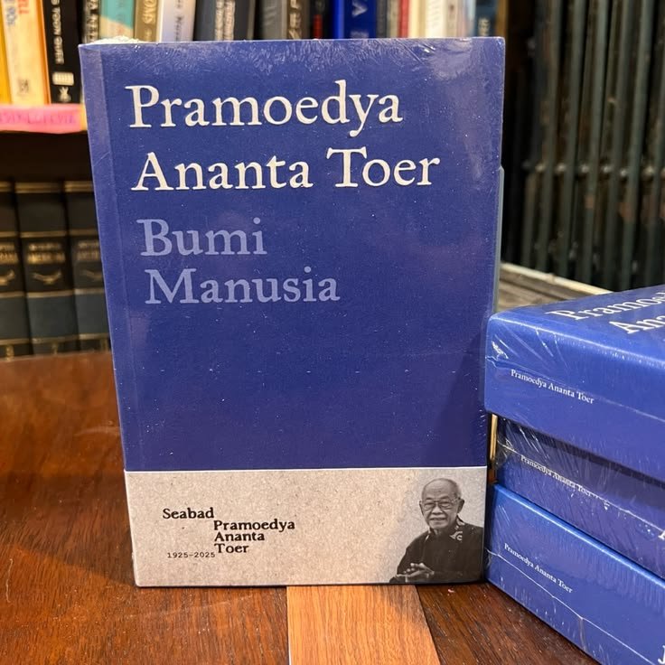 Ombriyelle's tweet photo. . Lantas sang puan berdiri, menaruh buku tersebut di atas meja kasir selagi menatap sang tuan dengan senyuman manis. "Seratus delapan puluh ribu ya, om." Ucap Wynter-- meskipun @GURATLUIS  adalah donatur toko nya sendiri. https://t.co/nVOVVveoEa