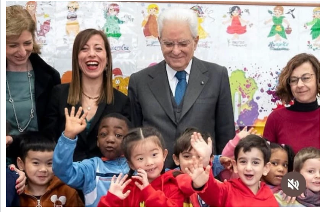 UGirovago77000's tweet photo. Poi arriva uno che di mestiere insegnava all'università 
il diritto e la costituzione,che ha fatto la politica non
per svoltare la carriera ma  perchè gli hanno ucciso un fratello.Ed è stato uno dei migliori ministri dell'istruzione
approvando i moduli alla primaria per i bimbi https://t.co/knbtjlThDV