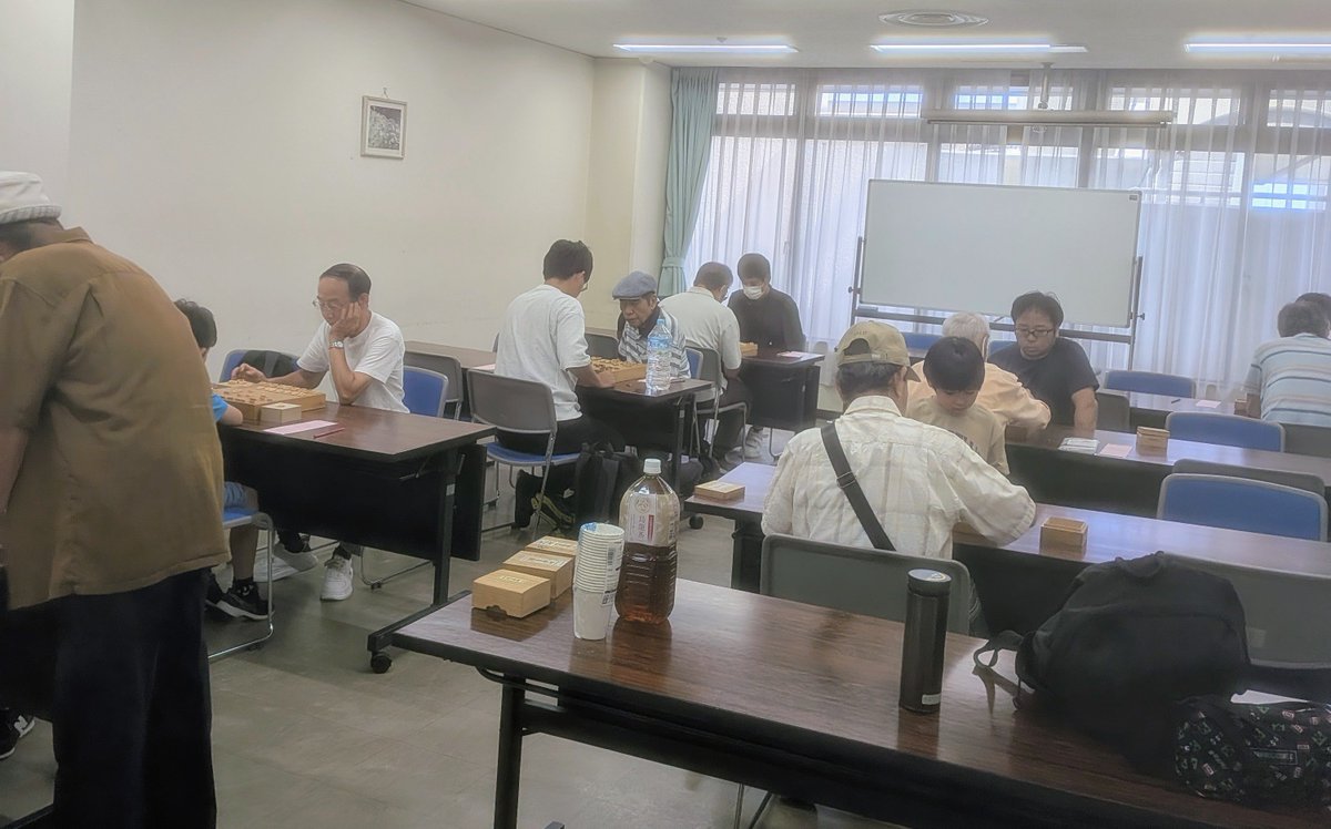 katokenzi26's tweet photo. 第61回赤旗、全国囲碁・将棋大会　神戸地区大会に要員で参加しました(私は囲碁も将棋も分かりませんが)🙋老若男女、私の知るかぎりでは6才から93才の参加です。皆さん、白熱してました。将来の名人に期待してます👍 https://t.co/HE5uY8UfbK
