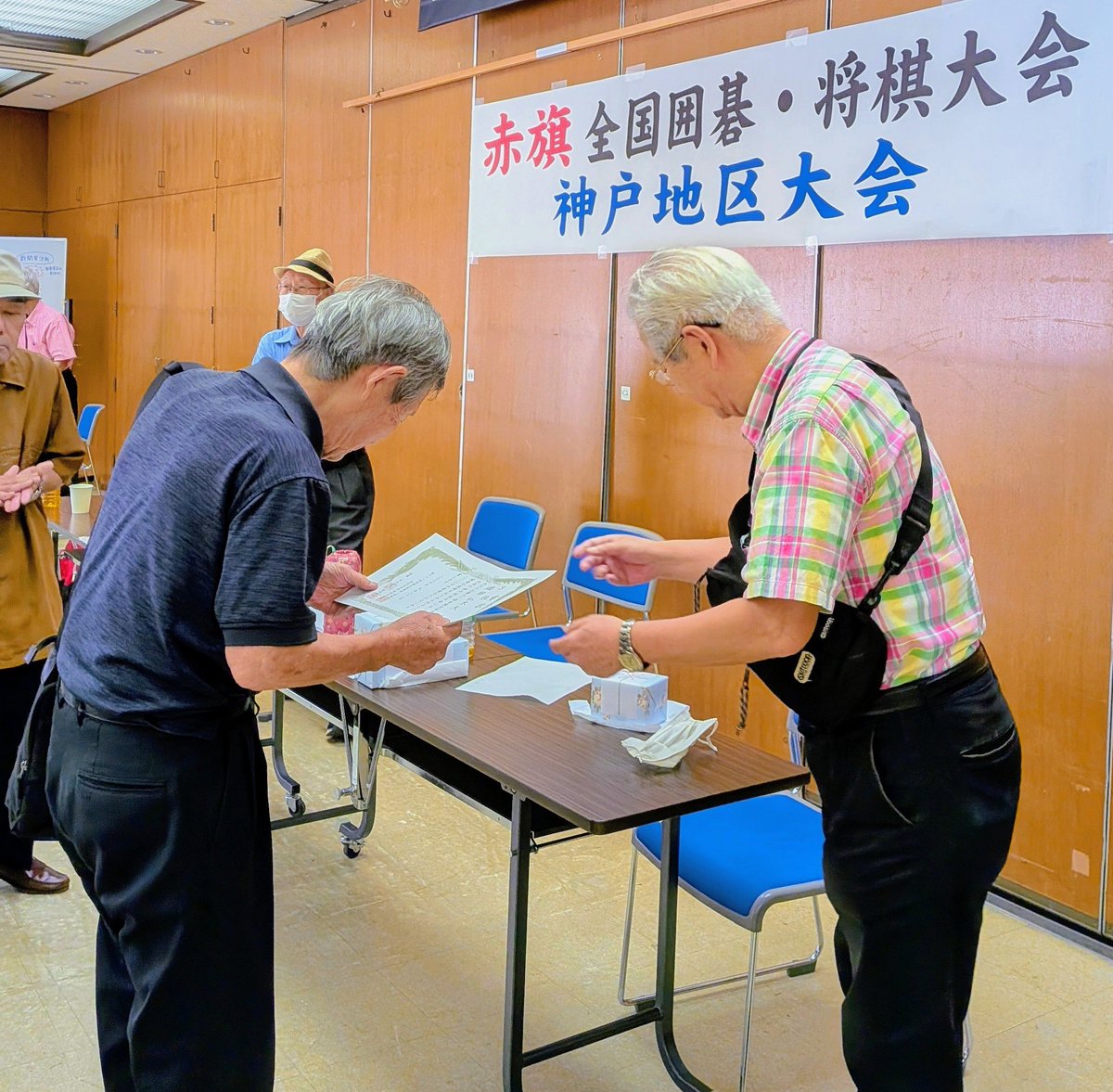 katokenzi26's tweet photo. 第61回赤旗、全国囲碁・将棋大会　神戸地区大会に要員で参加しました(私は囲碁も将棋も分かりませんが)🙋老若男女、私の知るかぎりでは6才から93才の参加です。皆さん、白熱してました。将来の名人に期待してます👍 https://t.co/HE5uY8UfbK
