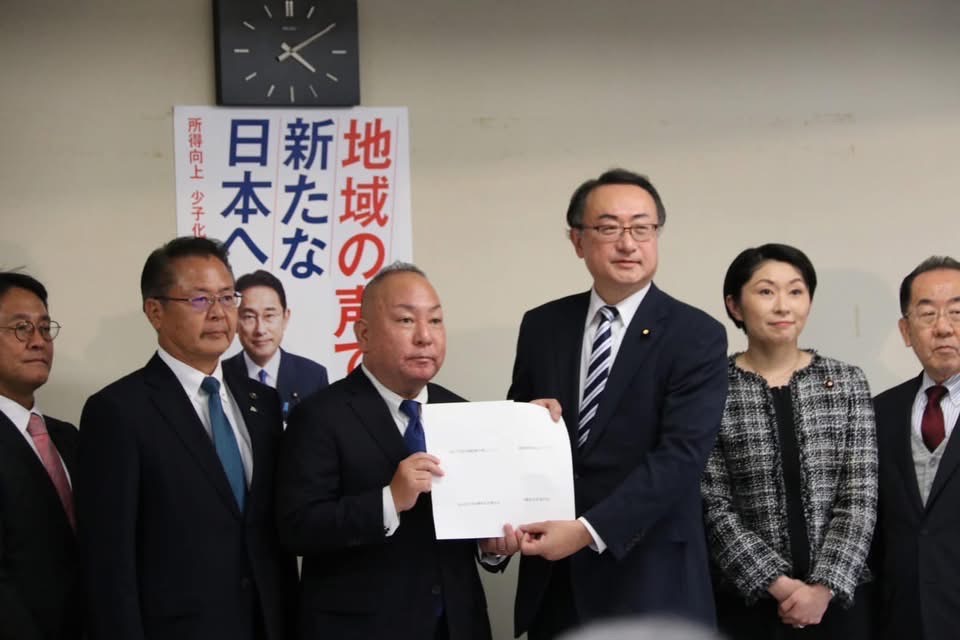 okada3769's tweet photo. そんな中で、総務省から参院選沖縄県選挙区に出て惜敗した若き古謝げんたさんこそ、知事選候補にふさわしいと考えるように。菅義偉前総理も同じ思いで、古謝さんは那覇市副市長を足場に粛々とその時に備えることになりました。

沖縄担当大臣を退任した後も、岡田直樹は自民党沖縄振興調査会長に就任。引き続き、沖縄県連や経済団体と連携を密にして知事選を待ちました。