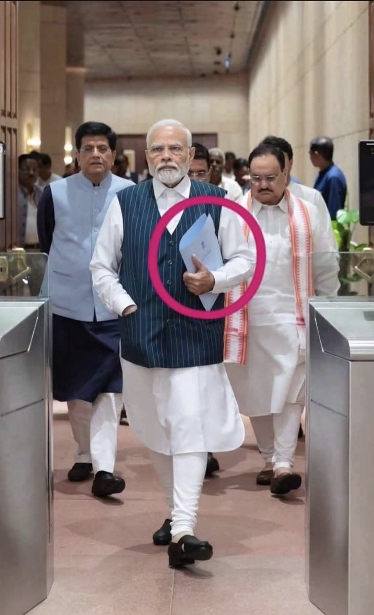 tulsidass1's tweet photo. एक मंझे हुए एक्टर से ऐसी उम्मीद न थी।
सब सही था,लाइटिंग सही थी, मेकअप ओके था, चेहरे पर गजब का कॉन्फिडेंस था, नज़रे कैमरा से 30° कोण बनाते हुए हल्का चिन-अप, एक हाथ जेब में , दूसरे से फाईल पकड़े आप सेंटर ऑफ द फ्रेम में थे....

पीछे दो शागिर्द लोग परफेक्ट V एंगल पर-फाइल ख़ाली हैं https://t.co/1qE4z1l0ZR
