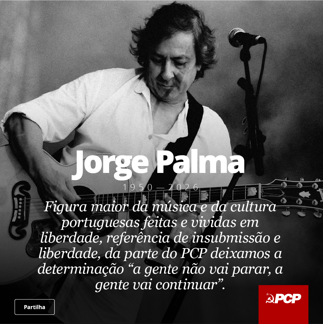 pcp_pt's tweet photo. No falecimento de Jorge Palma

O PCP lamenta profundamente o falecimento de Jorge Palma e expressa à sua família sentidas condolências.

Jorge Palma foi uma figura maior da música e da cultura portuguesas feitas e vividas em liberdade. Compositor, letrista, intérprete, foi para várias gerações uma referência de insubmissão e liberdade. Cantou o amor, as fragilidades humanas e a vida na cidade com profunda delicadeza e sensibilidade, dando dessa forma voz aos muitos que o ouviam e consigo cantavam as suas canções. Canções de liberdade, porque só em liberdade se pode cantar da forma como Jorge Palma o fez, canções de esperança, mesmo quando eram de desesperança, por cantarem a complexidade humana e toda a beleza que ela tem.

As canções de Jorge Palma afirmavam também uma posição no plano político. Pela liberdade, pela democracia, por um Portugal construído pelo povo português, liberto da secular submissão aos poderes económicos, no fascismo ou nos anos das troikas, que desse sentido e construísse o caminho que Abril nos trouxe.

Nascido em Lisboa, em 1950, cedo se iniciou na música. Com 23 anos exilou-se na Dinamarca, para fugir à Guerra Colonial. Regressou a Portugal após o 25 de Abril, tendo tido um percurso musical de grande significado, com canções que farão sempre parte do imaginário colectivo de gerações de portugueses, como "Estrela do Mar", "Deixa-me rir", "Frágil", "Bairro do Amor", “Dá-me lume”, “Portugal Portugal”, “Na Terra dos sonhos” ou “Encosta-te a mim”. Participou em diversas parcerias e projectos com muitos dos grandes nomes da música portuguesa, desde logo em 1973, com Ary dos Santos.

Jorge Palma participou inúmeras vezes na Festa do Avante!, a solo ou integrado noutros projectos, sendo parte incontornável da história da Festa, com concertos memoráveis.

Em Abril deste ano recebeu um Prémio Carreira de cravo ao peito. Na intervenção que então proferiu defendeu e valorizou o Serviço Nacional de Saúde e os seus trabalhadores e apelou a que lancemos mãos à obra em defesa de Abril e dos seus valores de liberdade, democracia e justiça. Da parte do PCP aqui deixamos a nossa determinação de dar continuidade ao que cantou em, “a gente não vai parar, a gente vai continuar”.

👉 Vê aqui a nota completa: https://t.co/oR9fdyKACj