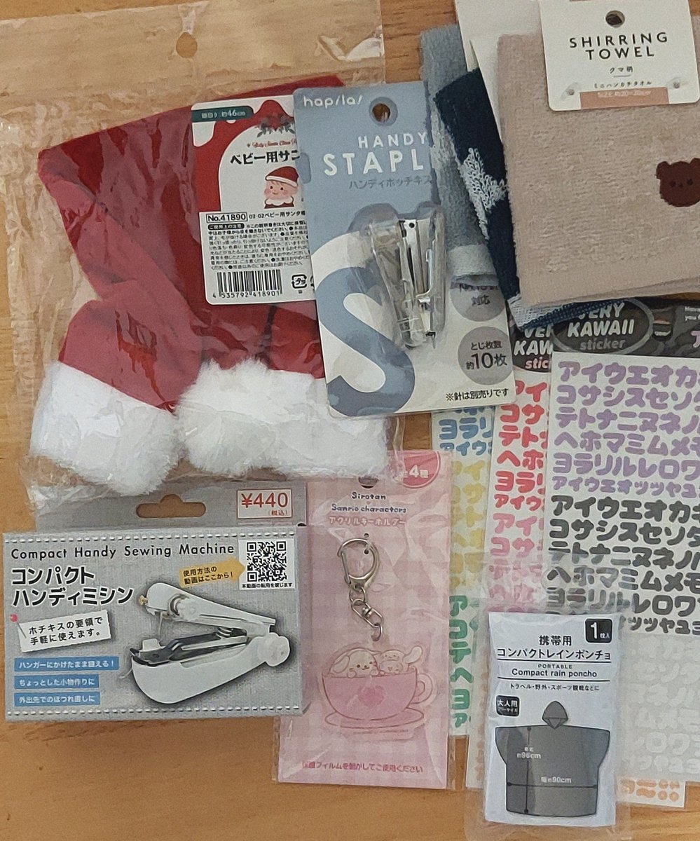 ayk_cc55's tweet photo. 品揃えが良いという噂を聞いて寄ったらまさかの閉店セール。最初で最後となる来店でキャンドゥで色々買ってきた。
ハンカチ５０円で買えて助かる～✨ https://t.co/E538XAdKfq