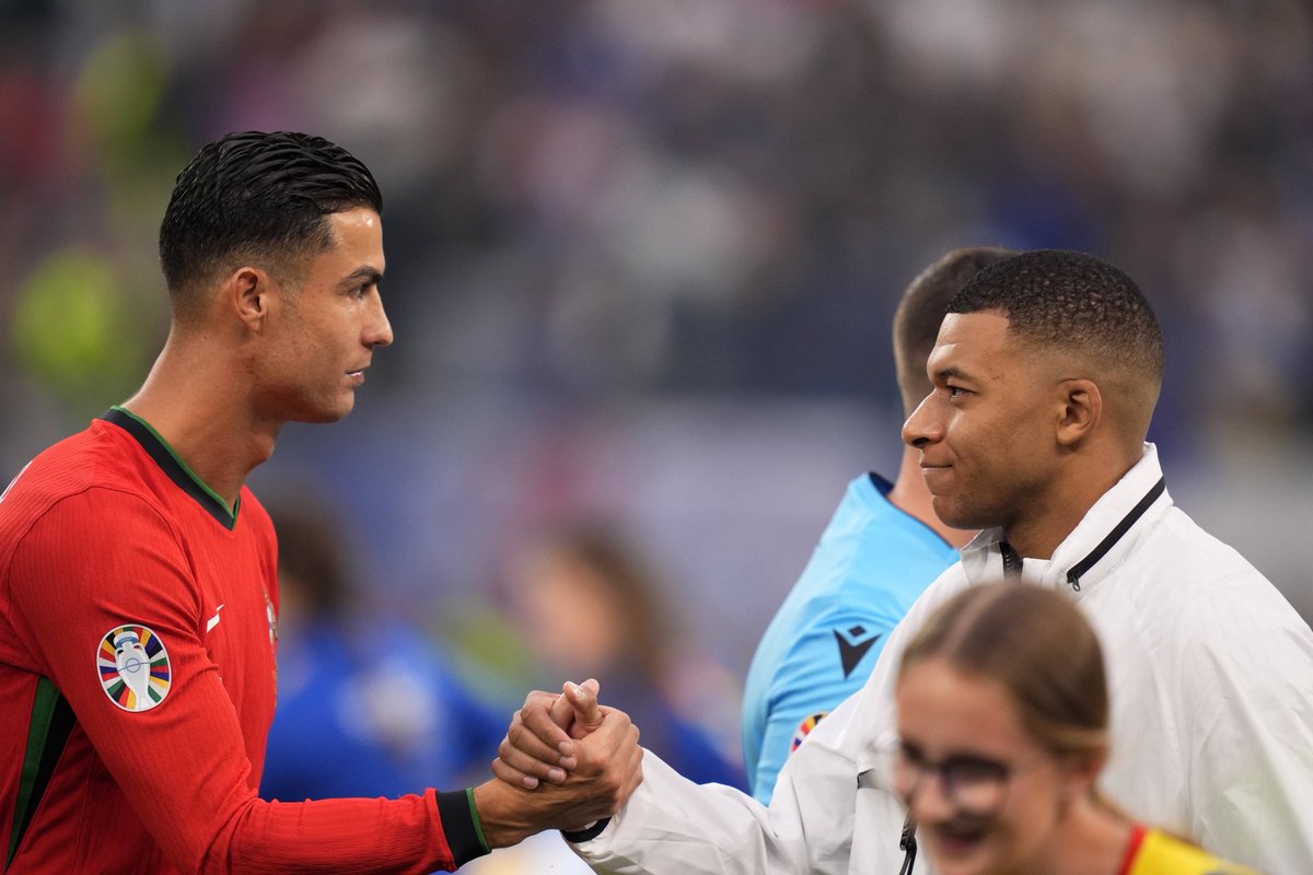 ActuFoot_'s tweet photo. 🎙️ Journaliste : « En ce qui concerne ton dîner rêvé, qui sont les cinq personnes, de n'importe quel domaine de la vie, que tu inviterais ? » 😁

🗣️ Kylian MBAPPÉ 🇫🇷 : « MICHAEL JORDAN 🇺🇸. CRISTIANO RONALDO 🇵🇹. SERENA WILLIAMS 🇺🇸. PEUT-ÊTRE RIHANNA 🇧🇧. Et une cinquième… toi (au journaliste) ? 😁

👉 Jordan est INSPIRANT... Je l'ai rencontré une fois et j'aimerais le rencontrer davantage pour parler de sa carrière. 🤩

👉 Ronaldo était MON IDÔLE, MAINTENANT MON AMI.

J'adore passer du temps avec lui... il me donne des conseils, il me soutient et sait que je le soutiendrai toujours. 🥰

👉 Serena car que je veux être inspiré par les gens et qu'elle est une athlète que j'aime. 💪

👉 Peut-être Rihanna… J’aime bien Rihanna ! 😁 »

🎙️ @TheAthleticFC