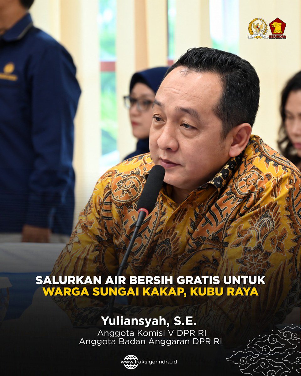 Fraksi_Gerindra's tweet photo. Anggota Komisi V DPR RI, Yuliansyah, menyalurkan bantuan air bersih gratis kepada masyarakat di sejumlah wilayah Kecamatan Sungai Kakap, Kabupaten Kubu Raya, Kalimantan Barat, yang mengalami keterbatasan akses air bersih di tengah musim kemarau. https://t.co/cJiCZT3IU1