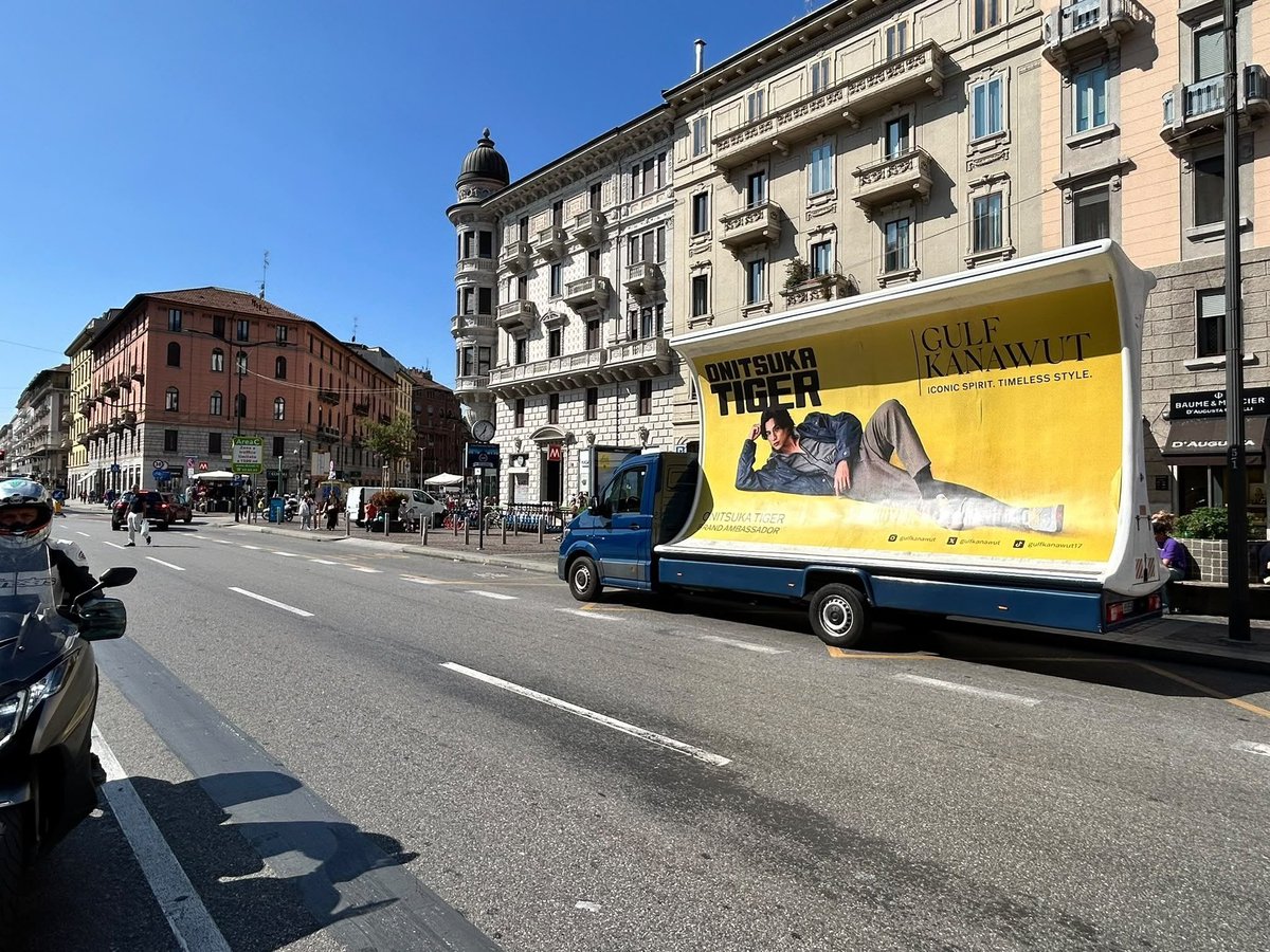 phiballs56708's tweet photo. Onitsuka Tiger Brand Ambassador Gulf Kanawut spotted on the streets of Milan.

GULF SHINES IN MILAN
#onitsukatigerss27xgulf 
#onitsukatigerss27  #onitsukatiger 
#gulfkanawut #mfw 
@onitsukatiger @gulfkanawut https://t.co/JlUWETiQXK