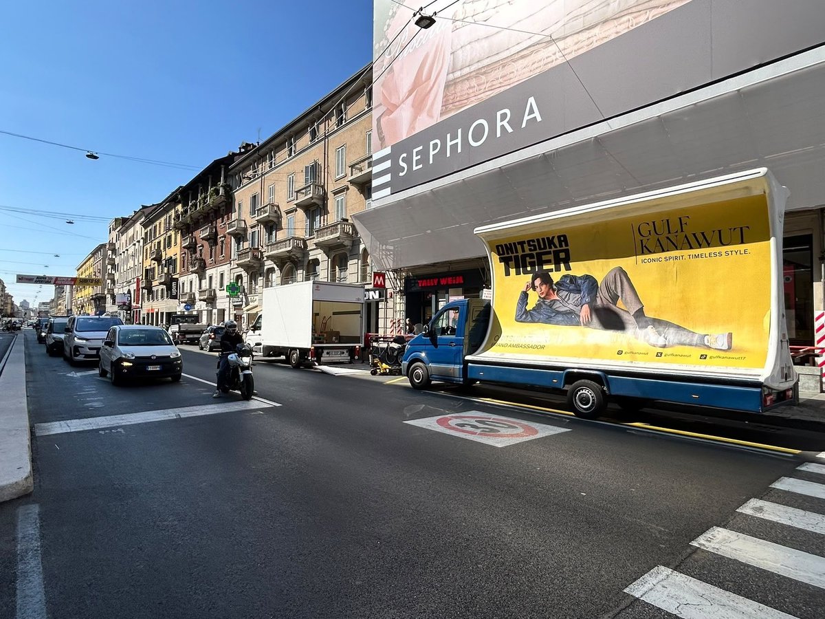 phiballs56708's tweet photo. Onitsuka Tiger Brand Ambassador Gulf Kanawut spotted on the streets of Milan.

GULF SHINES IN MILAN
#onitsukatigerss27xgulf 
#onitsukatigerss27  #onitsukatiger 
#gulfkanawut #mfw 
@onitsukatiger @gulfkanawut https://t.co/JlUWETiQXK