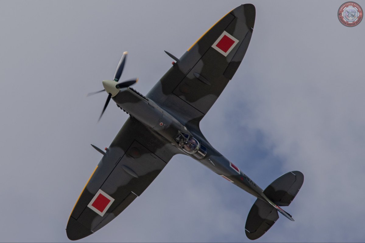 Pars071014's tweet photo. Spitfire Mk. 9.
Tersteki pozu geçen sene bulanık çıkmıştı, bu sene büyük ölçüde net. Uçak yaklaşık 1 km irtifada tersteyken makinemi yüksek hızlı seri çekim moduna alarak deklanşöre bastım ve geçen seneden yarım kalan mevzuyu hallettim. https://t.co/NiQOFmqv4h