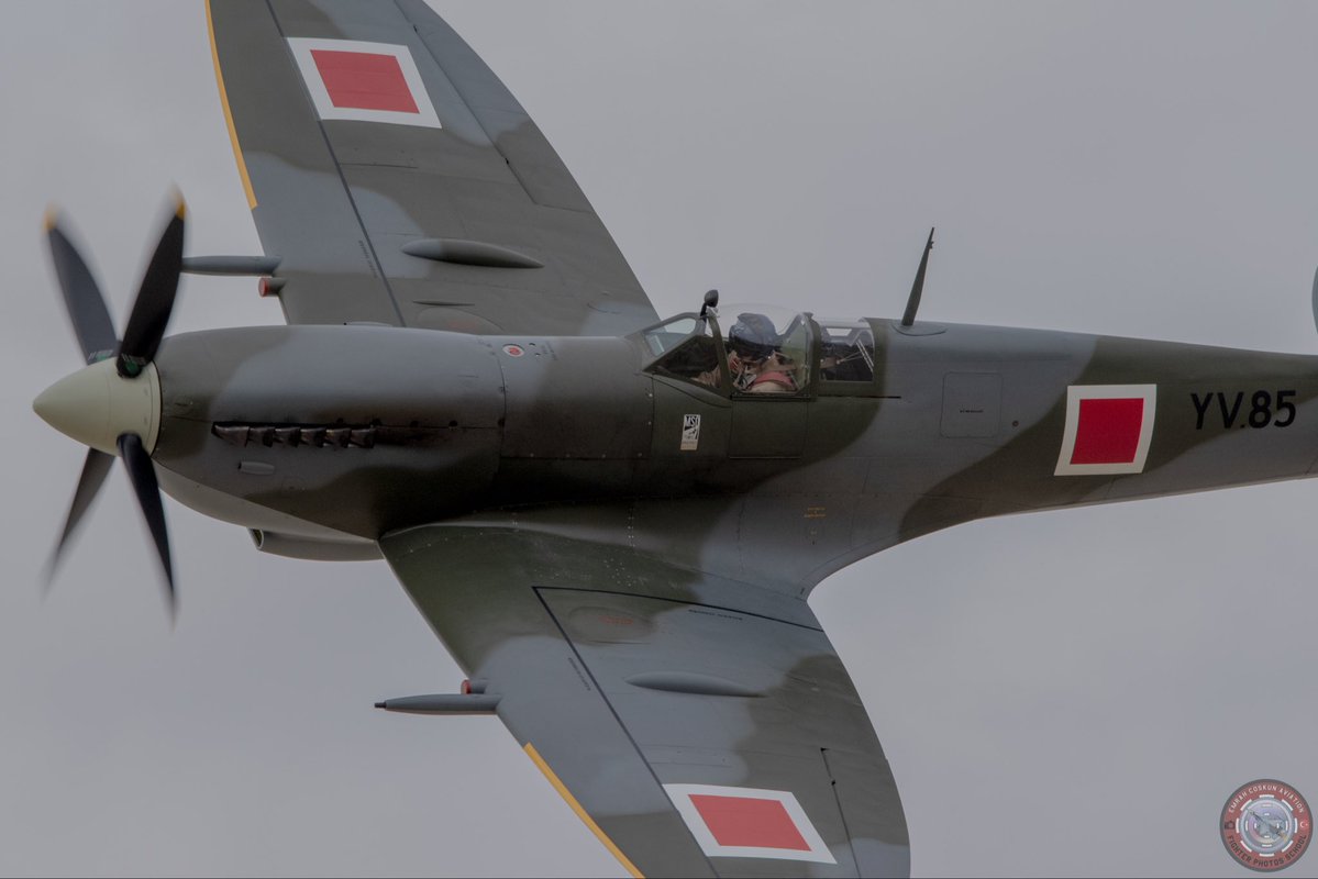 Pars071014's tweet photo. Spitfire Mk. 9.
Tersteki pozu geçen sene bulanık çıkmıştı, bu sene büyük ölçüde net. Uçak yaklaşık 1 km irtifada tersteyken makinemi yüksek hızlı seri çekim moduna alarak deklanşöre bastım ve geçen seneden yarım kalan mevzuyu hallettim. https://t.co/NiQOFmqv4h