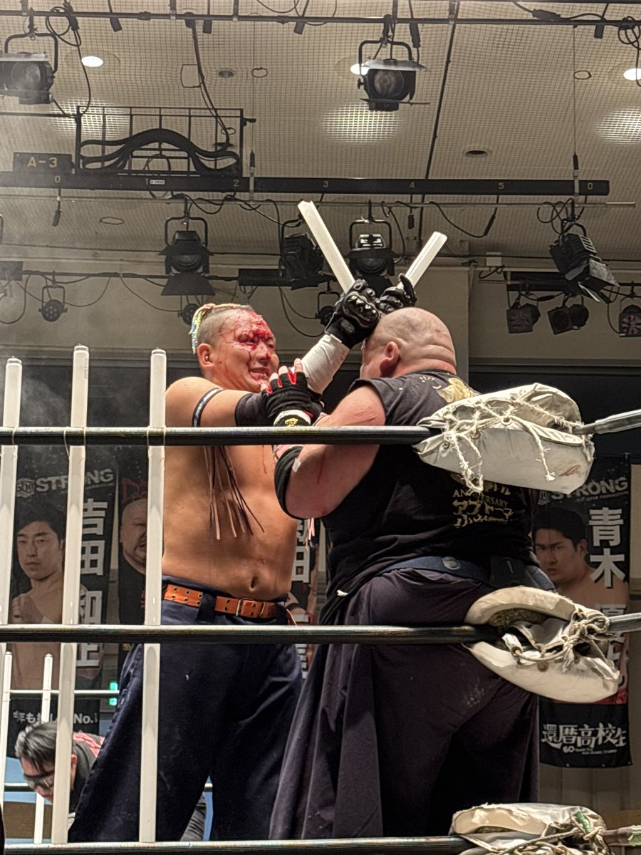 wwafc1's tweet photo. 櫻井選手、蛍光灯を突き刺す‼️
#bjw https://t.co/JWVCHiW6si