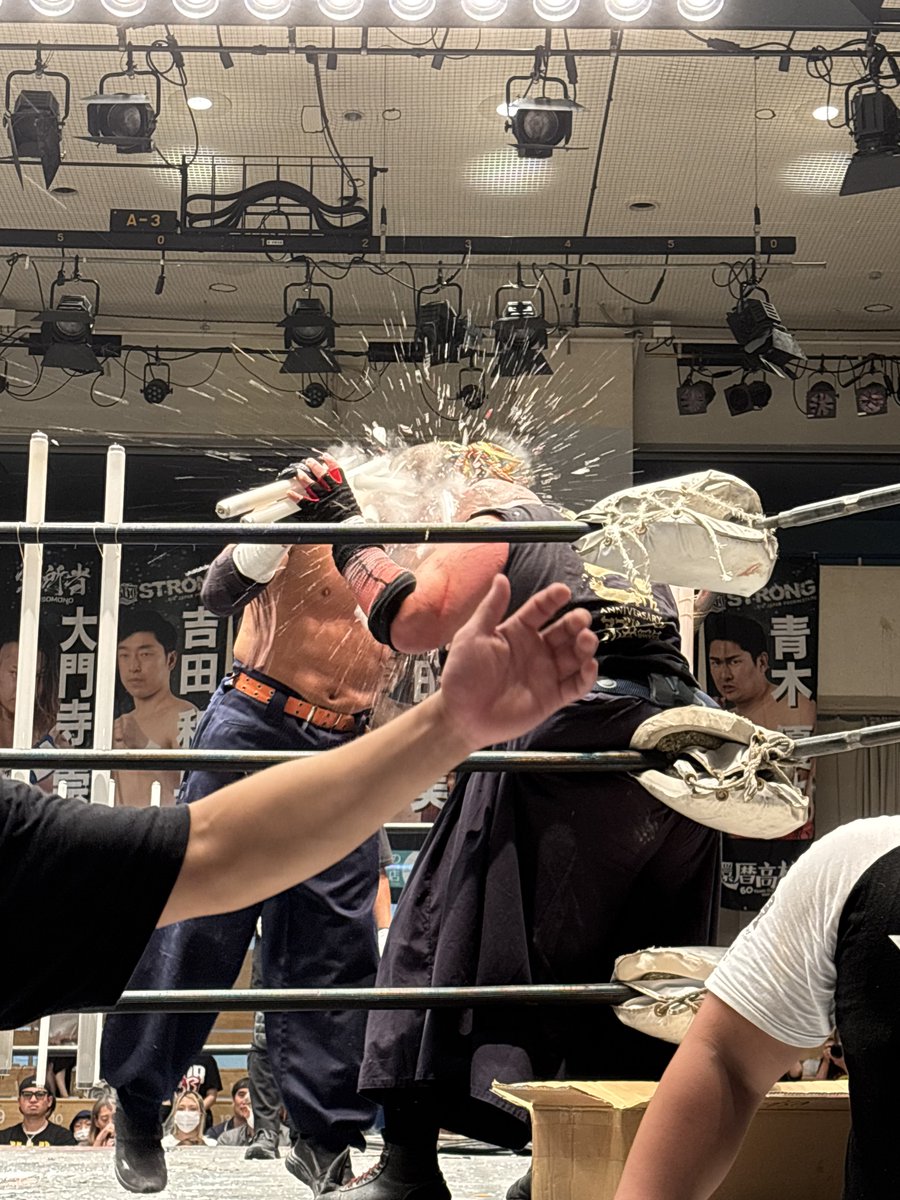 wwafc1's tweet photo. 櫻井選手、蛍光灯を突き刺す‼️
#bjw https://t.co/JWVCHiW6si