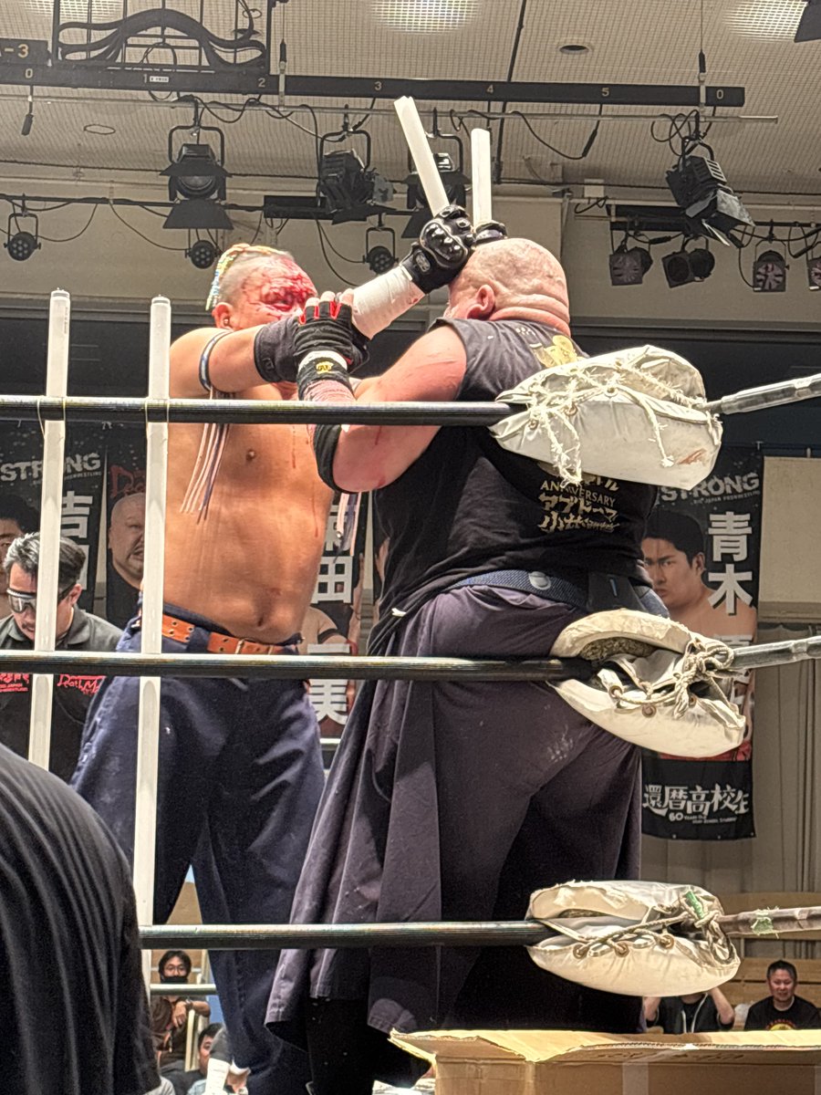 wwafc1's tweet photo. 櫻井選手、蛍光灯を突き刺す‼️
#bjw https://t.co/JWVCHiW6si