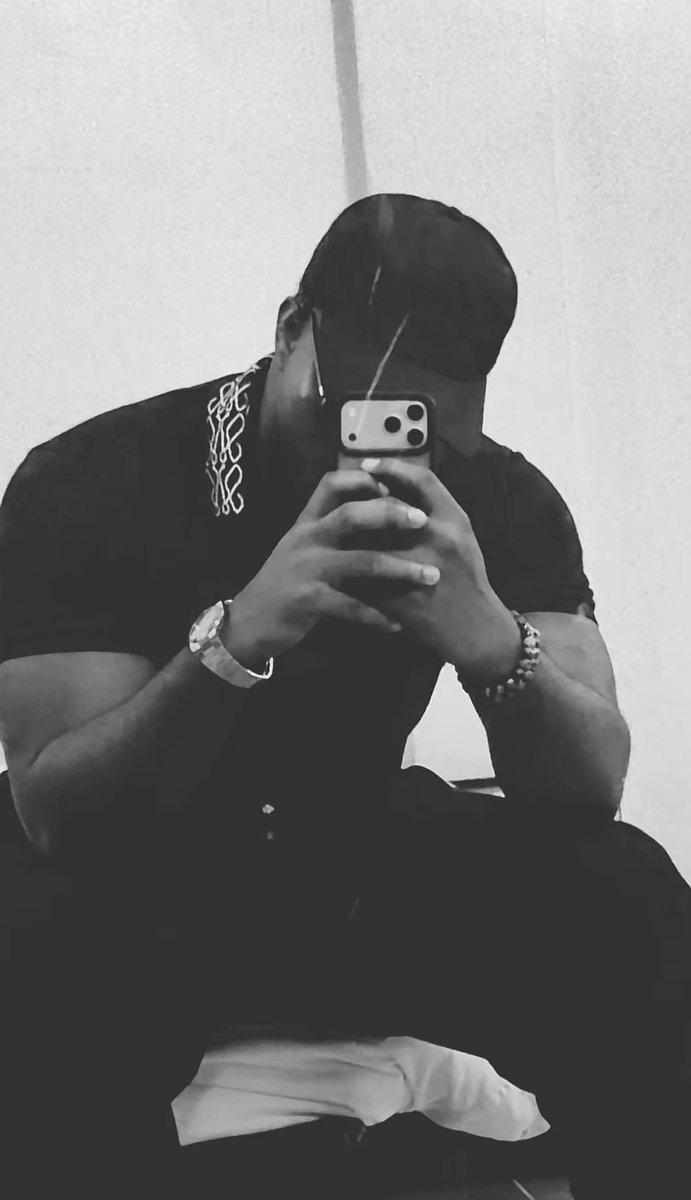 AriyoBusari's tweet photo. E sweet me say one girl toast me today, and for the first time in my life I told her, “I’ll think about it.” 😂😂 See growth! At least I don upgrade from “we guy too cheap” to “let me consider your application.” 😭😂 https://t.co/nXEWDdgz5I